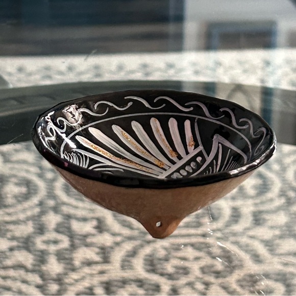 Small Mexican Pottery Three Footed Bowl - Picture 5 of 6